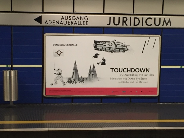 Plakat der TOUCHDOWN-Ausstellung an der Haltestelle Juridicum in Bonn, Foto: Anne Leichtfuß