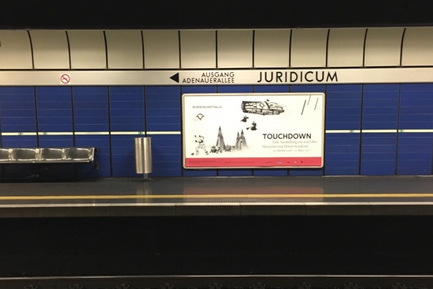 Plakat der TOUCHDOWN-Ausstellung an der U-Bahn-Haltestelle Juridicum in Bonn, Foto: Anne Leichtfuß