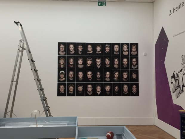Portrait-Reihe von Britt Schilling in der Ost-Galerie der Bundeskunsthalle, Foto: Anne Leichtfuß