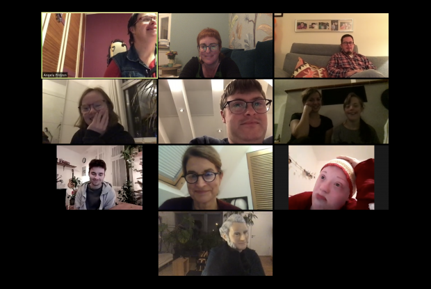 11 Personen mit und ohne Down-Syndrom in einer Videokonferenz am Laptop