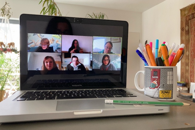 6 Personen in einer Videokonferenz am Laptop.