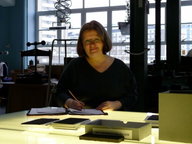 Henriette Pleiger bei der Arbeit in einem Londoner Archiv, Foto: Heinz Greuling