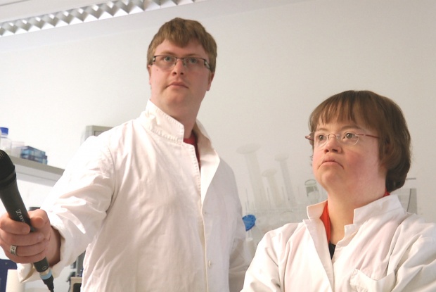 Julia Bertmann und Ansgar Peters im Chromosomen-Labor