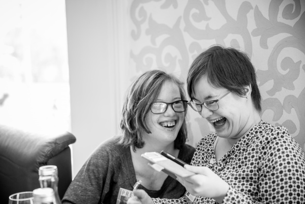 Anna-Lisa Plettenberg und Natalie Dedreux lachen, Foto: Britt Schilling, www.brittschilling.de