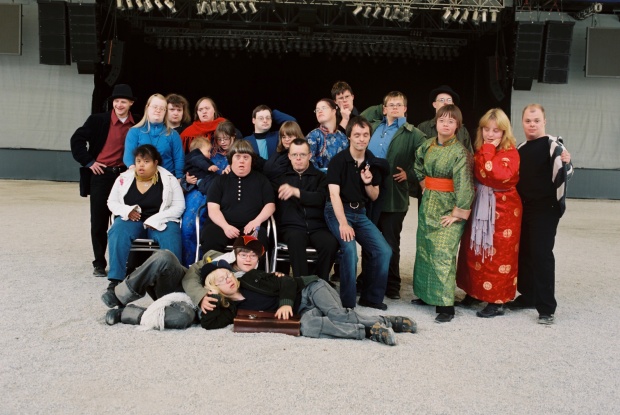Viele Menschen mit Down-Syndrom in mongolischen Gewändern, Foto: Thekla Ehling, www.thekla-ehling.de