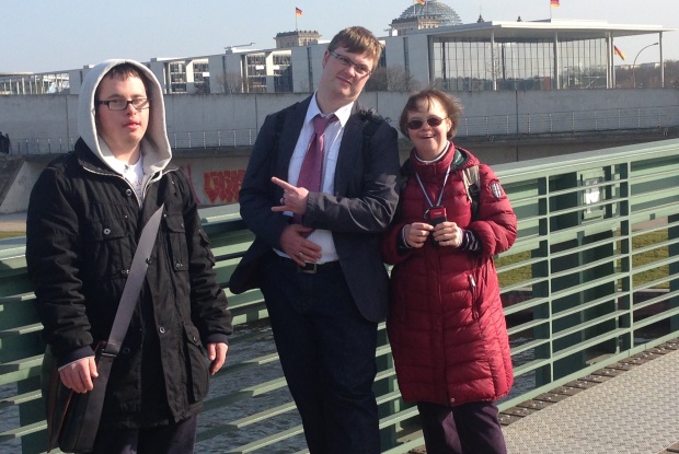 Drei Mitglieder des Ohrenkuss-Teams vor dem Bundestag in Berlin, Foto: Peri de Bragança