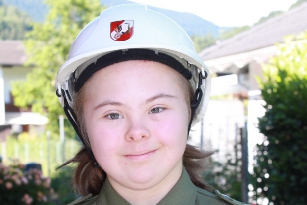 Martina Galehr trägt einen weißen Helm und eine khakifarbene Uniform mit roten Tressen an den Schultern.