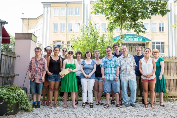 Ein Gruppenfoto des TOUCHDOWN 21 Teams gemeinsam mit Prof. Dr. Bernhard Schnalenbach. Alle stehen nebeneinander im Innenhof vor der Ohrenkuss-Redaktion.