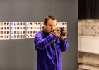 Ein Mann mit Down-Syndrom macht Fotos in der Ausstellung.
