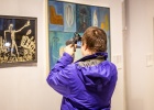 Ein Mann mit Down-Syndrom macht Fotos in der Ausstellung.