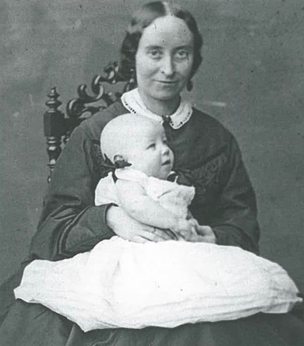 Mary Down mit ihrem 1. Sohn Everleigh, fotografiert von ihrem Mann John Langdon-Down