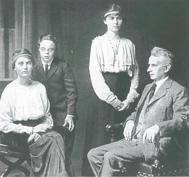 Reginald Down und seine Familie, 2. Person von links: Enkel John