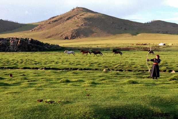 Veronika Hammel beim Bogenschießen in der Mongolei, Bild: Michael Bause