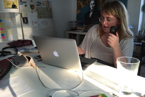 Anne Leichtfuß telefoniert mit Julia Bertmann, Foto: Katja de Bragança