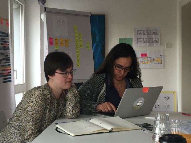 Katja de Bragança und Anna-Lisa Plettenberg beantworten eine Presse-E-Mail, Foto: Anne Leichtfuß