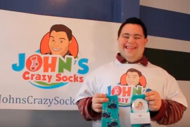 John Lee Cronin macht Werbung für seine Socken, Foto: John's crazy socks