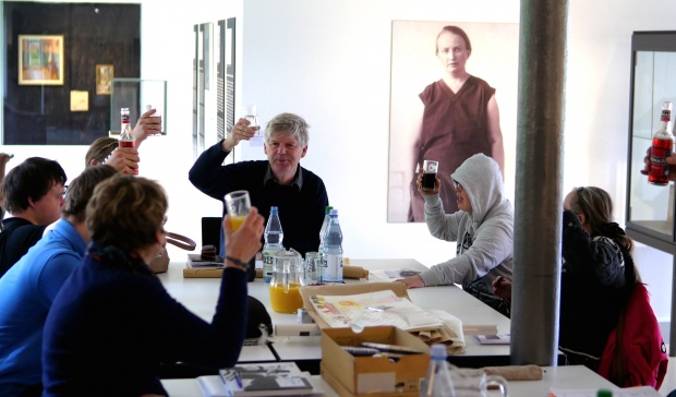 Das TOUCHDOWN-Team in Bremen stößt auf die Arbeit an, Foto: KulturAmbulanz