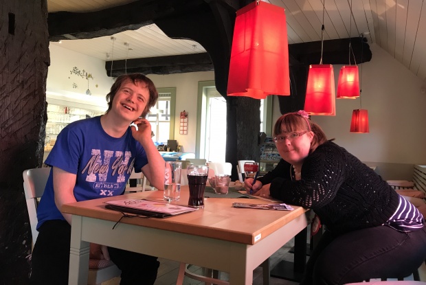 Sara Lührs und Adrian Wenzel arbeiten im Café der KulturAmbulanz Bremen, Foto: Katja de Bragança