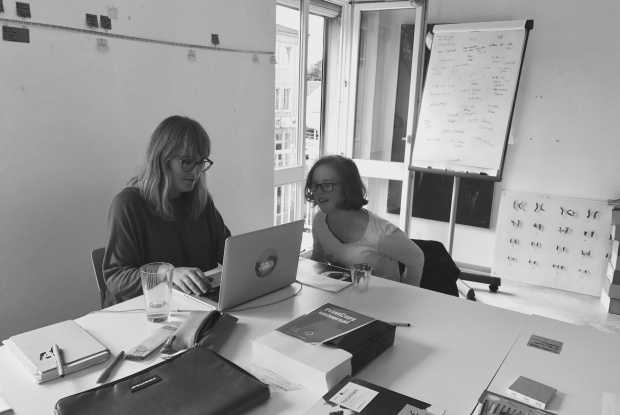 Natalie Dedreux und Anne Leichtfuß arbeiten am Thema MODE, Foto: Ina Geipel