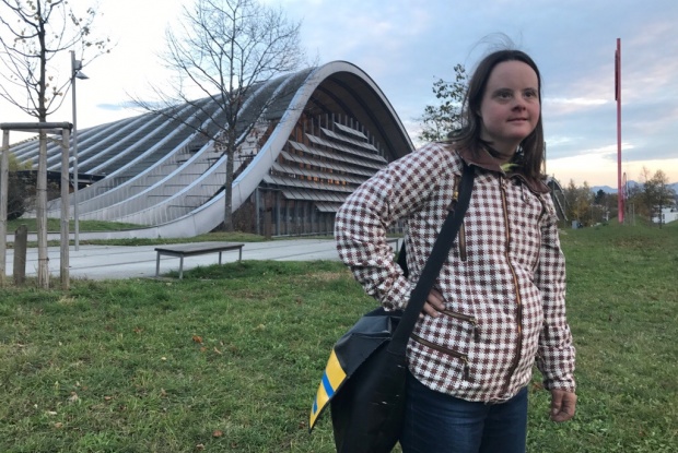 Pascale Sträuli vor dem Zentrum Paul Klee, Foto: Katja de Bragança