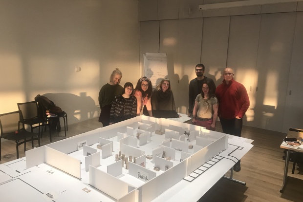 Das TOUCHDOWN-Team arbeitet am Modell der Ausstellung, Foto: Zentrum Paul Klee