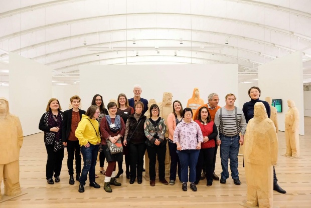 Gruppenfoto zur Eröffnung der TOUCHDOWN-Ausstellung, vor Skulpturen des Künstlers Markus Keuler, Foto: Britt Schilling