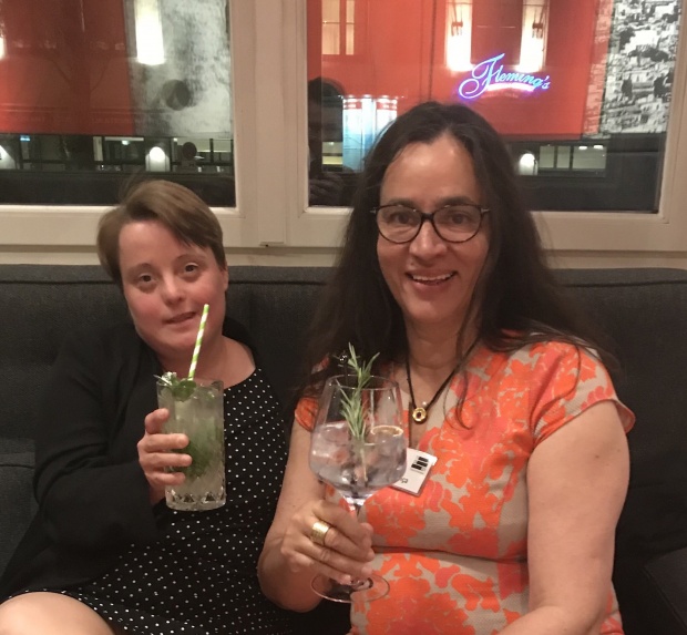 Andrea Halder und Katja de Bragança trinken den letzten Cocktail des Abends