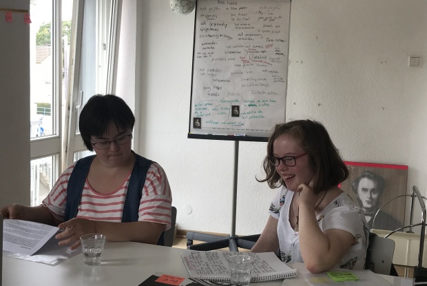 Anna-Lisa Plettenberg und Natalie Dedreux sitzen am Redaktionstisch. Vor den beiden liegen ihre Notizen.