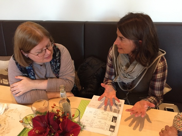 Ausstellungsmacherin Henriette Pleiger und Dr. Katja Weiske im Gespräch