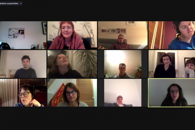 12 Personen mit und ohne Down-Syndrom in einer Videokonferenz am Laptopbildschirm