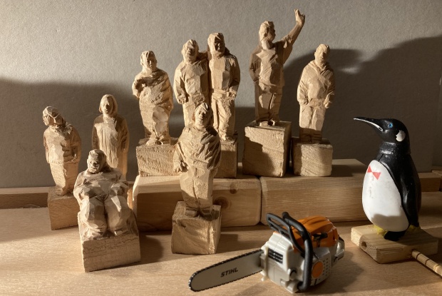 Kleine Holzfiguren von Markus Keuler und ein Pinguin