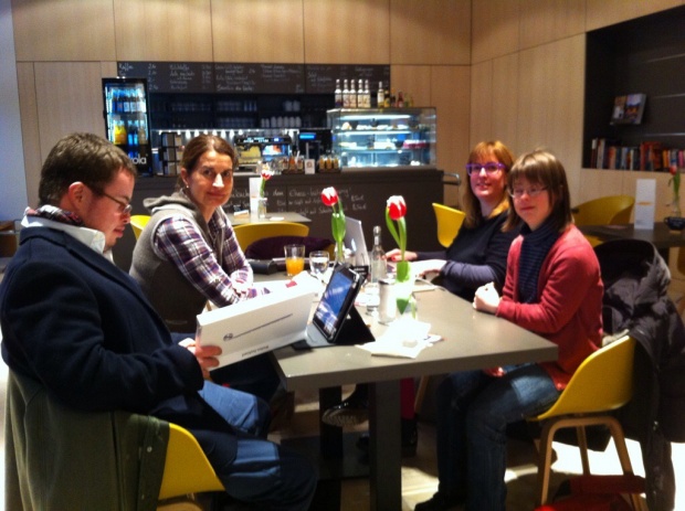 Das TOUCHDOWN 21-Team arbeitet im Café Liebeslesen
