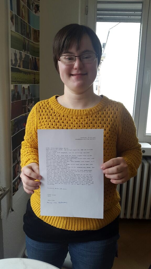 Anna-Lisa Plettenberg mit ihrem Antwort-Brief