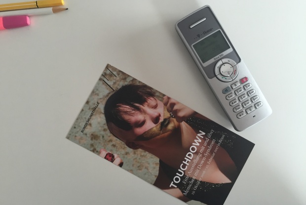 Ausstellungs-Flyer und Büro-Telefon, Foto: Anne Leichtfuß